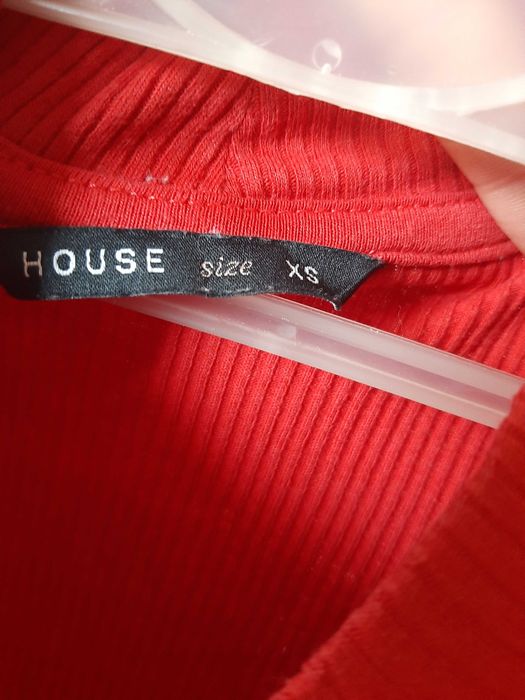 Czerwony golf z krótkim rękawem