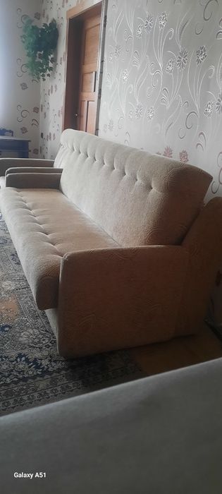 Komplet wypoczynkowy wersalka plus dwa fotele.