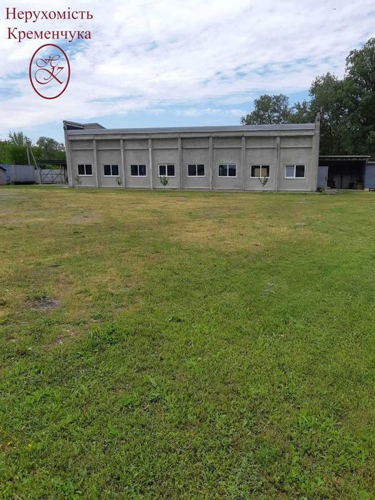 Продаж територіі 0,5 га з ангаром та складами.