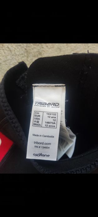 Fato de Surf Tribord vermelho e preto para 12 anos.