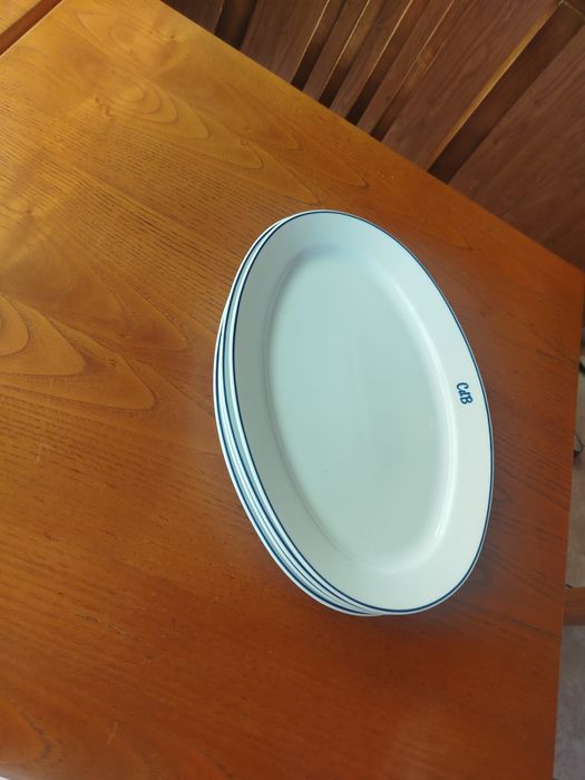 Pratos, talheres , travessas, tigelas