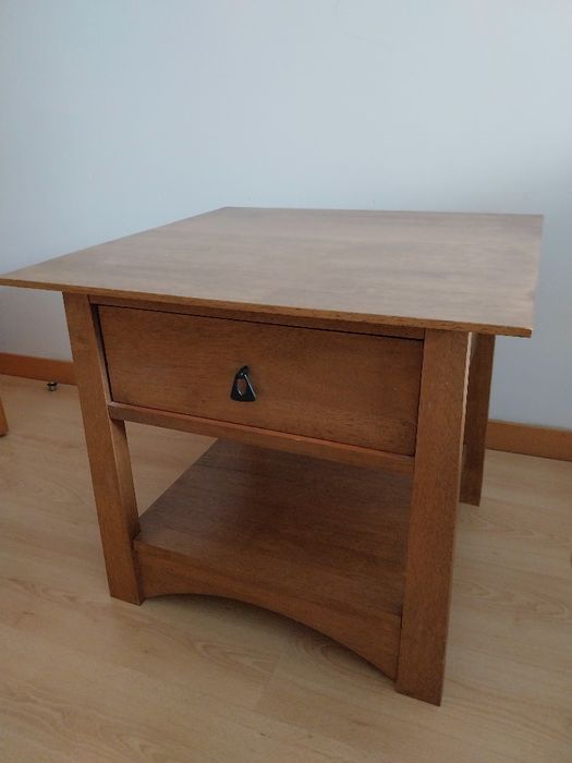 Mesa de cabeceira em madeira maciça