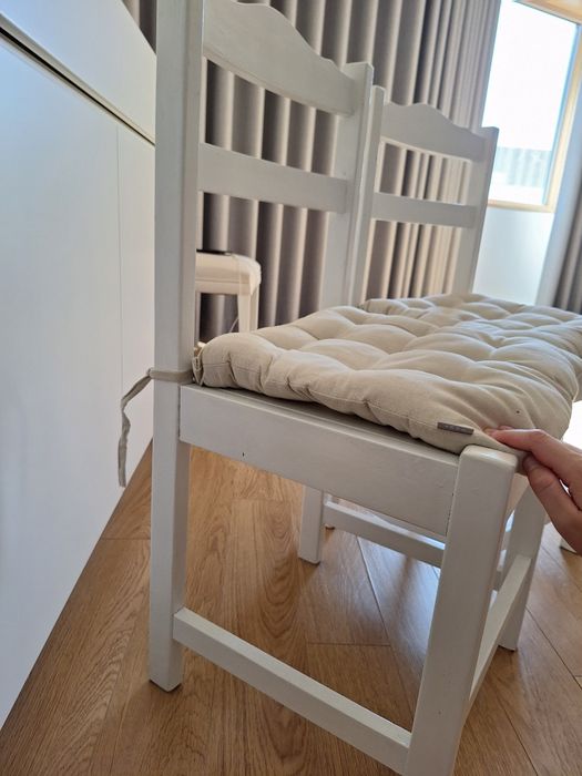 Cadeiras brancas com almofada (madeira)