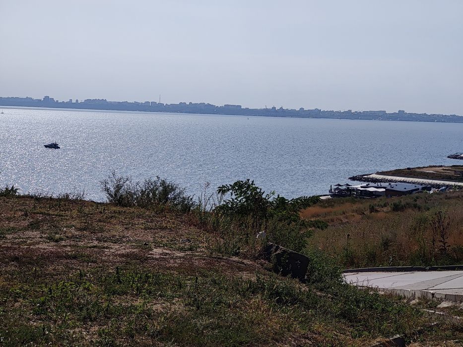 Затишний зруб біля моря