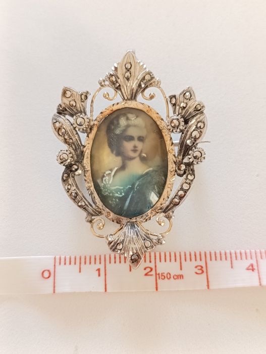 Antigo alfinete pendente em prata e ouro