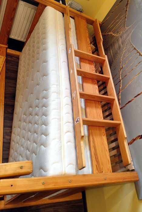 Solidne sosnowe łóżko piętrowe 2w1 z materacami 180x90