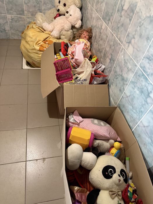 Дуже багато дитячих іграшок та одяг