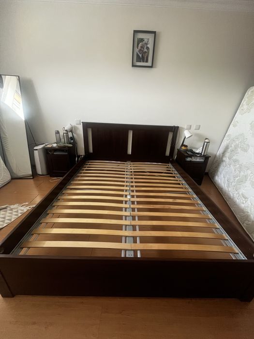 Vendo cama de casal, bom estado de conservação, nao inclui colchão.