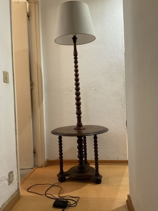 Candeeiro de pé com mesa de apoio