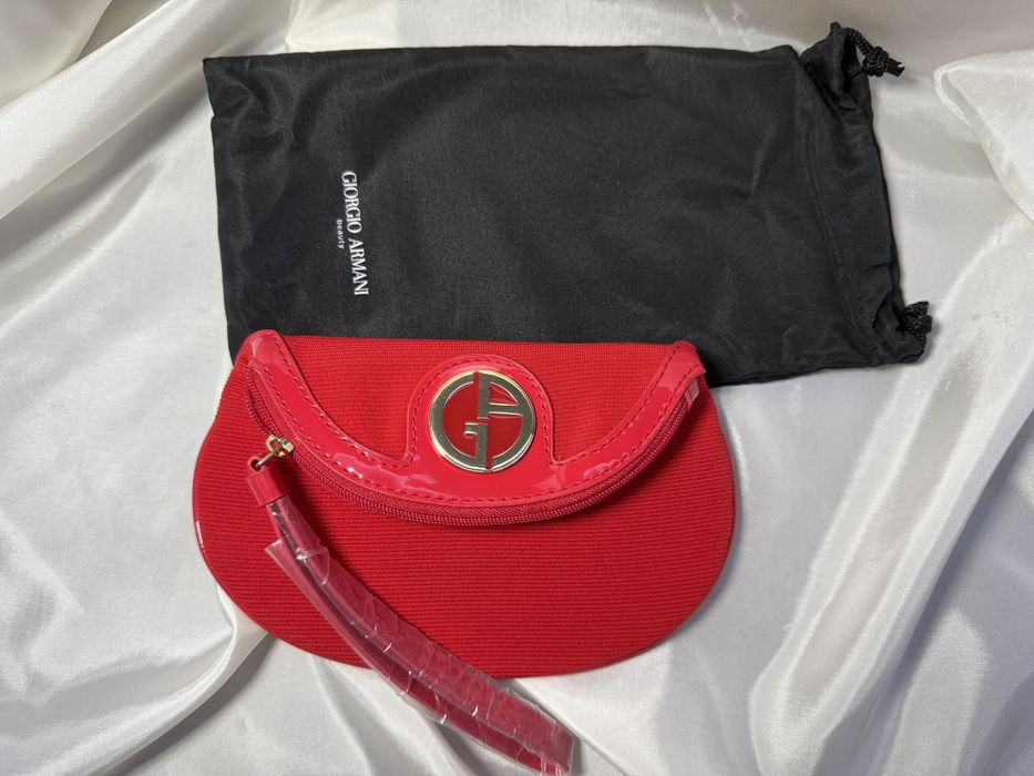 Червона косметичка Armani