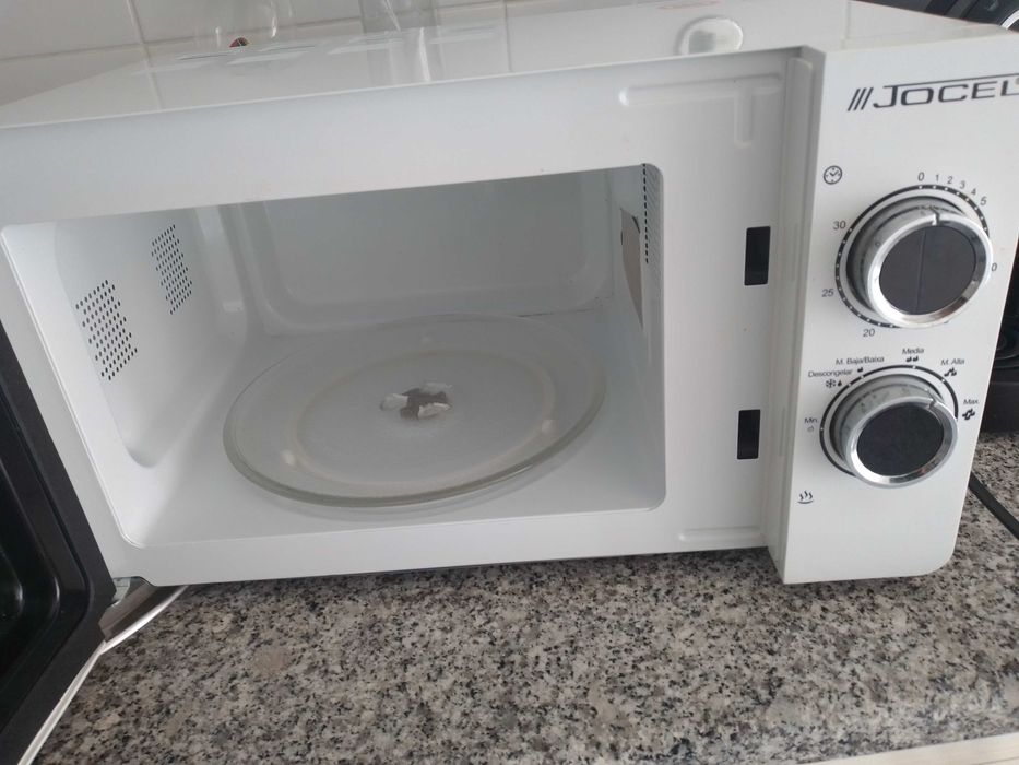 Microondas com apenas 6 meses de uso, branco
