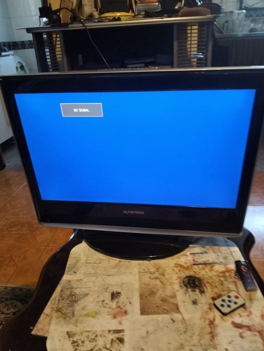 Trata se de televisor  LCD/LED de tamanho reduzido da marca espanhola SUNSTECH