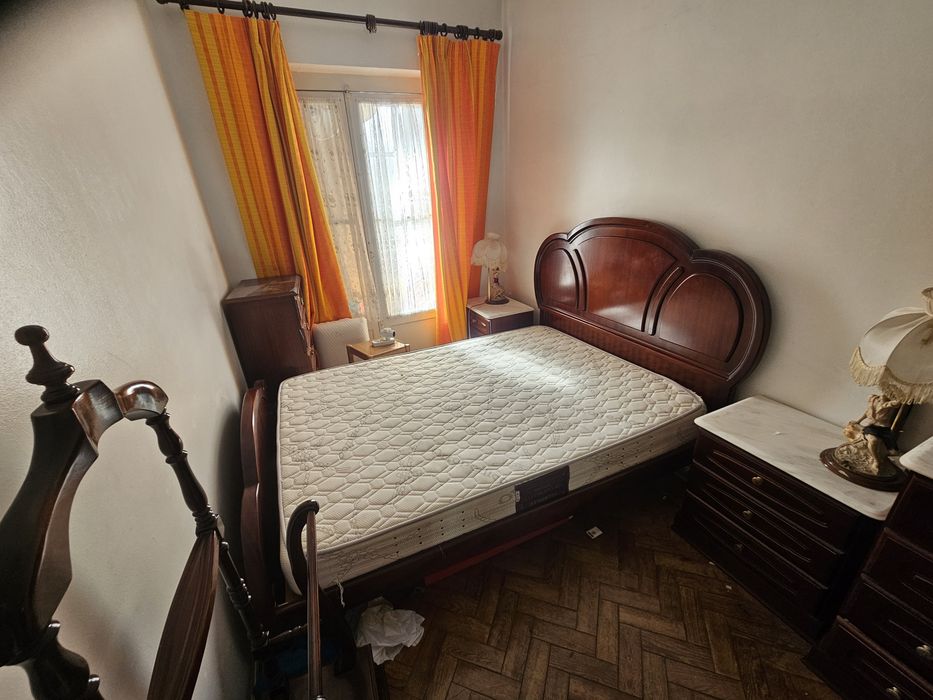 Cama de casal em madeira
