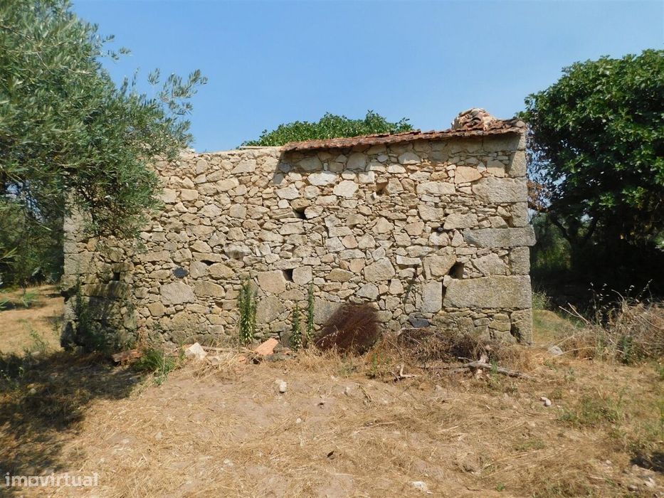 Terreno com ruina / Fundão, Fundão