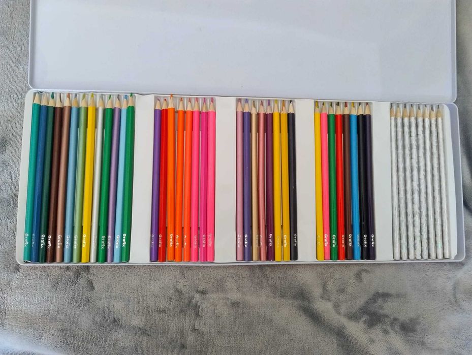 45 lápis de cor em caixa de latão - estojo retangular em lata - NOVO