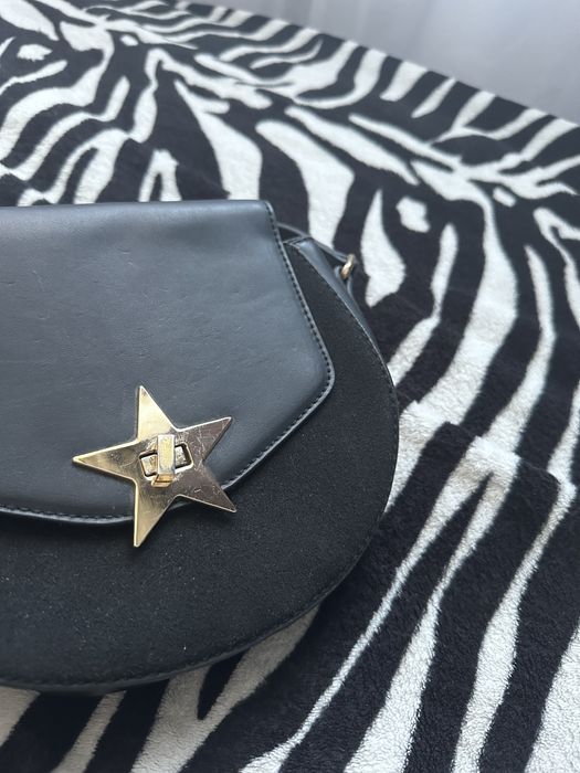 Маленька сумочка на довгому ремінці