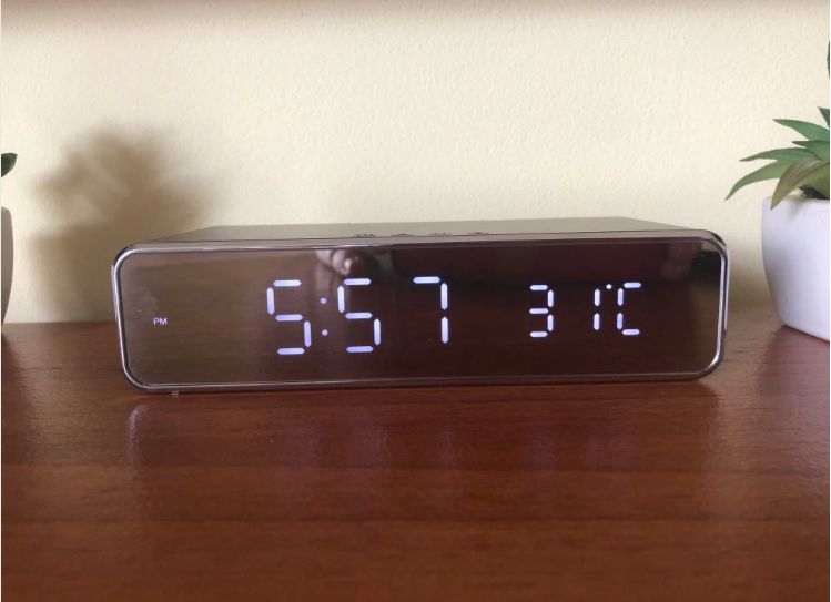 Espertador com carregador de telemóvel