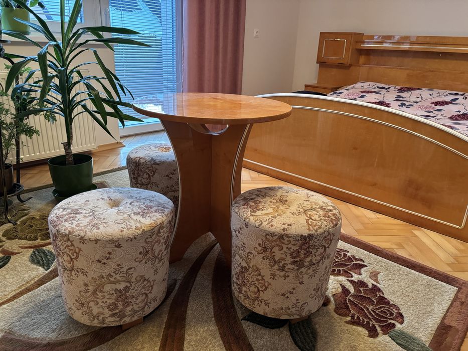 Stoik + 3 pufy, stan idealny