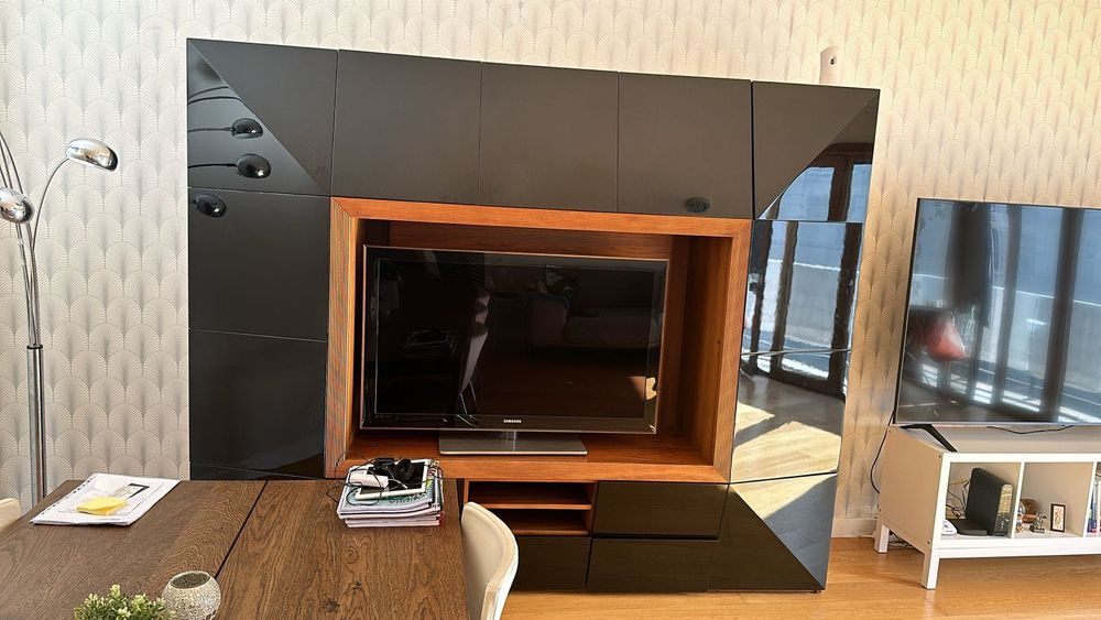 Estante lacada com arrumação