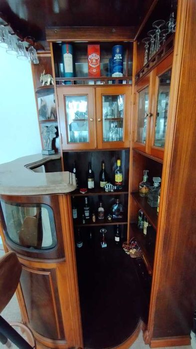Movel Bar de madeira de mogno com tampo de marmore, duas vitrines e numeras prateleiras
