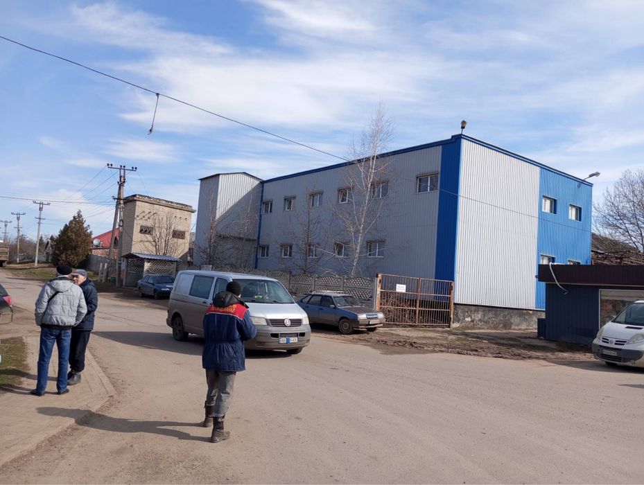 НЕДОРОГО !ПРОДАЖ ВІД ВЛАСНИКА !Комерційне приміщення 889 м2 .