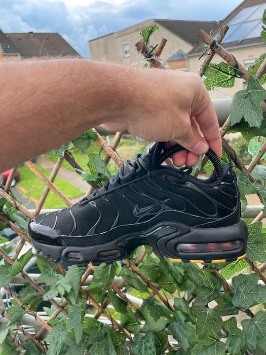 Stealthy Sophistication Nike Air Max Plus TN Black Edition 40