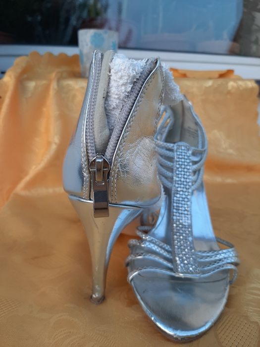Srebrne sandały na obcasie