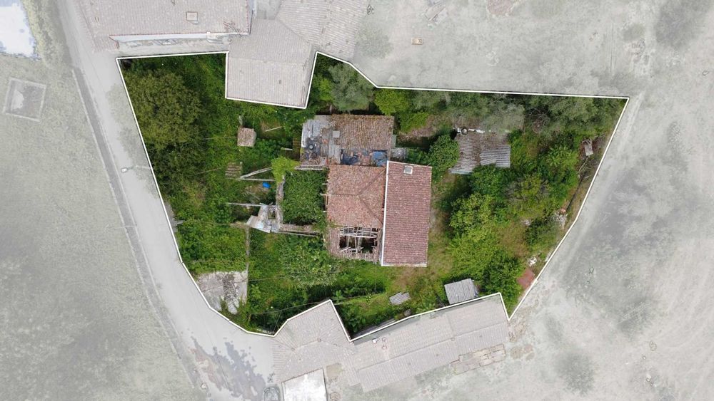 Duas casas em ruina com amplo terreno  todo murado.