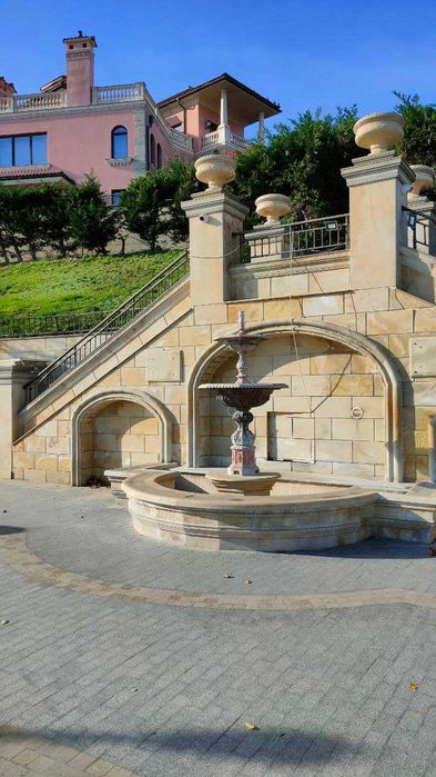 Участок земли с ветхим строением возле самого пляжа в Одессе.