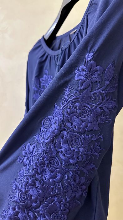 Блуза вишиванка синя з вишитими квітами блузка вышиванка синяя в цветы