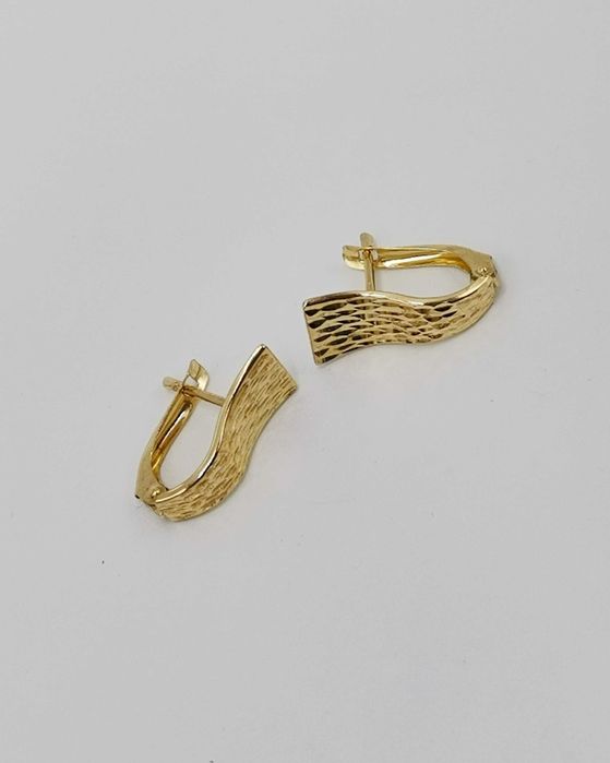 Nowe złote kolczyki repusowane.