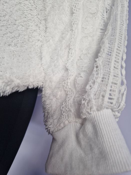 Ażurowy biały sweterek