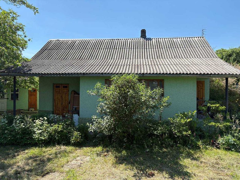 15км від центра чернівців Продам домоволодіння з двома житловими будинками на 50 сотках землі  Чернівецька область, Чернівецький район, с. Кут
