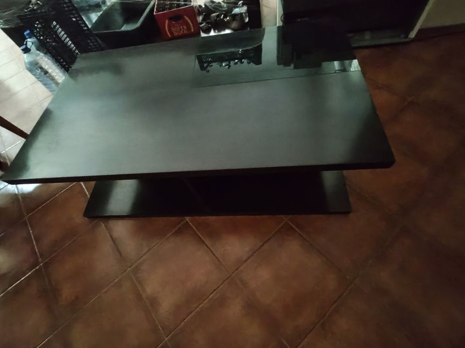 Mesa central de sala de estar e madeira maciça.