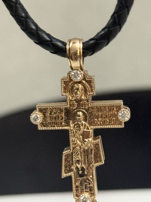 Продам золотую цепочку .Золото + 8 Брилиантов 0.6К .