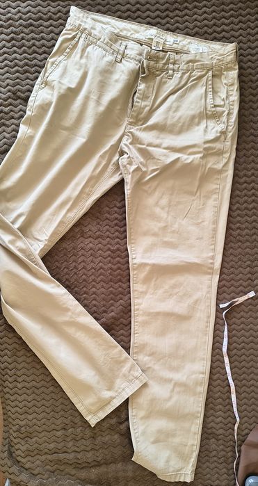 Męskie spodnie w kolorze beżowym. H&M