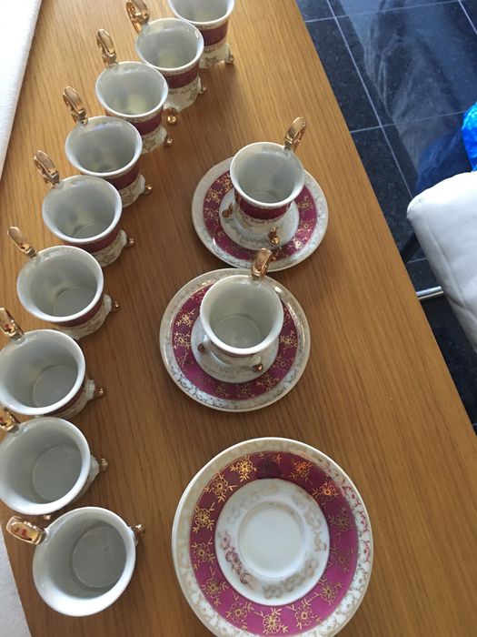 11 chavenas e pires de porcelana muito elegantes