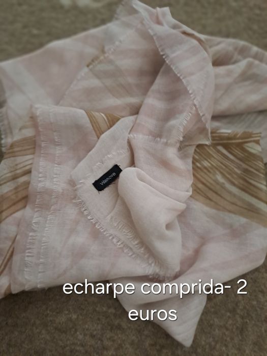 4 Echarpes,em lã, tecido leve e tecido grosso- 2 euros cada