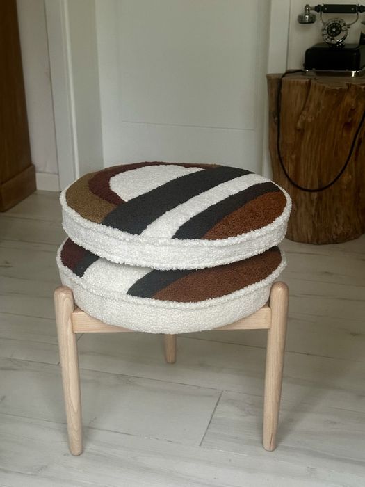 Podnóżek z lat 70. z poduszką - unikat po renowacji - bouclé