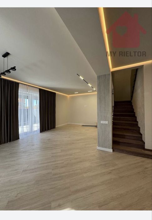 Продаж дуплекса з гаражем