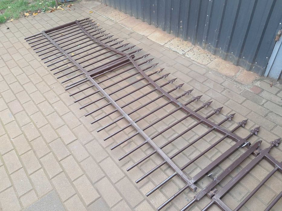 Brama kuta z uliczką, furtką oraz płot kuty, przęsła ogrodzeniowe.