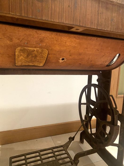 Mesa com máquina de costura Oliva CL.45