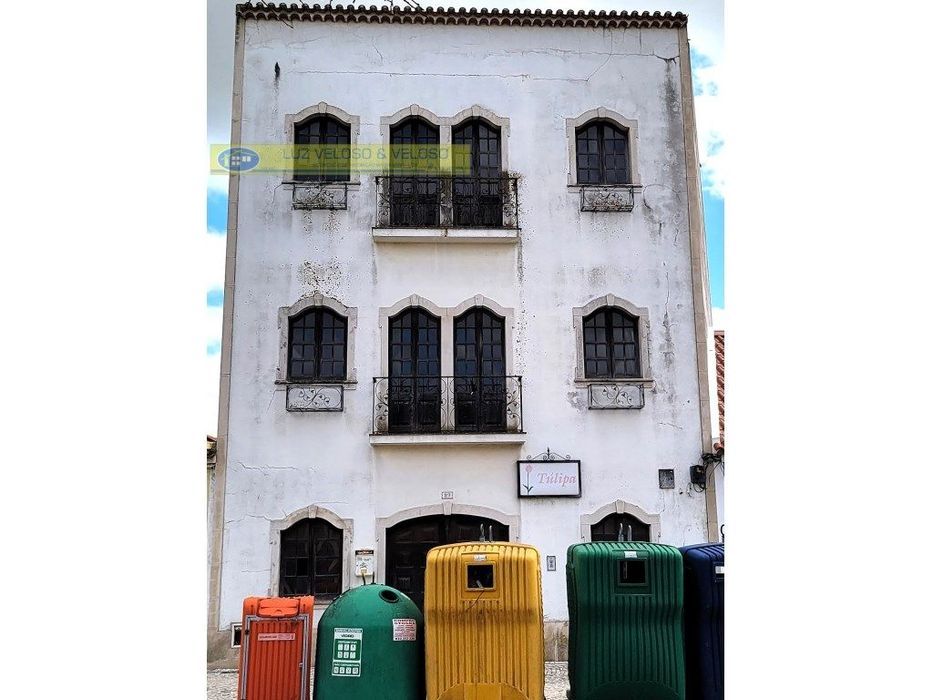 Prédio Urbano de R/C, 1º, 2º andares para Comércio em Cartaxo