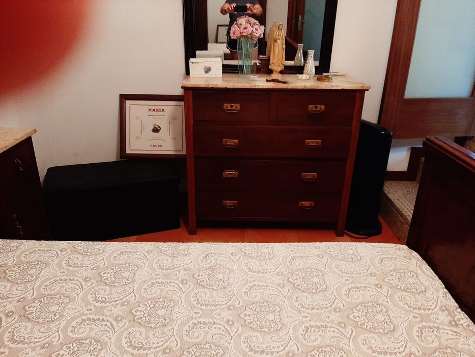 Cama + mesinhas + cômoda antigos