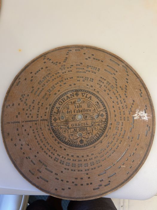 Disco de música antigo de cartão perfurado (placa de música) para órgão mecânico ou organete do sistema Ariston.