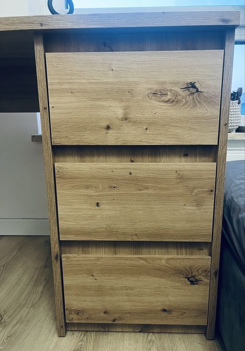 Biurko z trzema szufladami