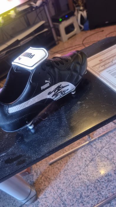 Bota n 40/1/2 pe direito  puma assinada  pelo maradona  e  certificado