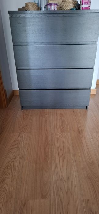 Cómoda preta ikea