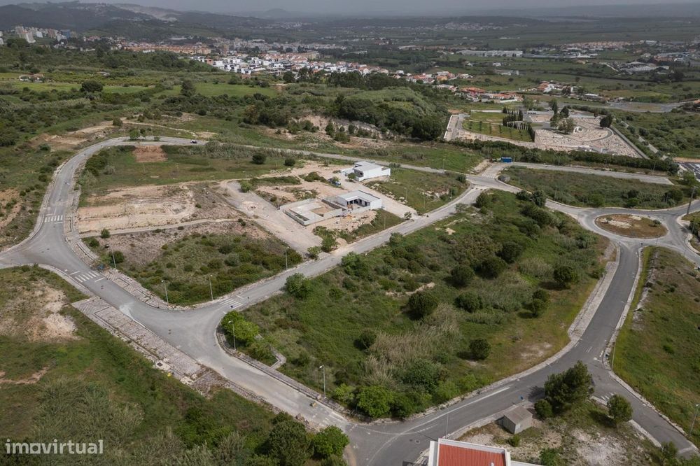 Lote de 670 m2 com Alvará para Prédio de 9 Frações em Alenquer