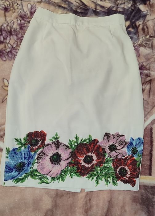 Вишита сукня(блуза і спідниця) . Ручна робота-квіти вишиті бісером